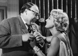 Unternehmer Fritz Eilers (Heinz Erhardt) ist entschlossen, sich drei Wochen lang nicht mehr von seiner zauberhaften Frau (Mady Rahl) bemuttern zu lassen. Aber wohl ist ihm bei diesem Gedanken noch nicht.