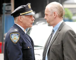 Rechts: Frank Nugent (David Morse)