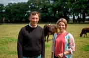 Anna Planken (r) mit Dominik Rottmann auf der Weide mit japanischen Wagyu Rindern bei Münster. Anna Planken (r) mit Dominik Rottmann auf der Weide mit japanischen Wagyu Rindern bei Münster.