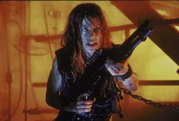 Sarah Connor (Linda Hamilton) ist keineswegs hilflos; in den letzten Jahren wurde aus ihr eine knallharte &Uuml;berlebensk&auml;mpferin ...
