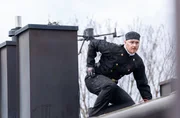 Der Kaminkehrer Manfred Kolar (Wiktor Grduszak) hat ein berechtigtes Interesse daran, dass wieder mehr mit Öl geheizt wird. Ist das ein Motiv? Der Kaminkehrer Manfred Kolar (Wiktor Grduszak) hat ein berechtigtes Interesse daran, dass wieder mehr mit Öl geheizt wird. Ist das ein Motiv?