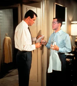 Peter Ramsey (Tony Randall, l.) ist &uuml;ber das Aussehen von Jerry Webster (Rock Hudson, r.) sehr verwundert ...