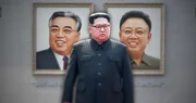 Kim Jong-un (M.) posiert vor den Bildnissen seines Vaters Kim Jong-il (r.) und Großvaters Kim Il-sung (l.).