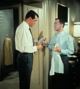 Peter Ramsey (Tony Randall, l.) ist &uuml;ber das Aussehen von Jerry Webster (Rock Hudson, r.) sehr verwundert. Zu Recht?