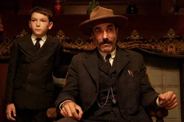 Um den Kleingrundbesitzern das Land billig abluchsen zu k&ouml;nnen, stellt sich Daniel Plainview (Daniel Day-Lewis, r.) als Familienmensch vor und gibt seinen mittlerweile zehnj&auml;hrigen Z&ouml;gling H.W. (Dillon Freasier, l.)  als seinen Sohn aus.