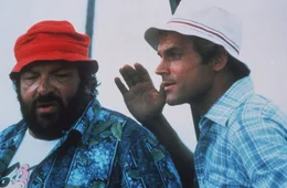 Plata (Terence Hill, r.) und Salud (Bud Spencer, l.) beschlie&szlig;en, dem Versorgungsmonopol des Mr. Ears ein Ende zu bereiten ...
