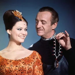 Sir Charles Lytton mit seiner neuesten Beute, dem Diamant "Der rosarote Panther". Sir Charles Litton (David Niven) und Prinzessin Dala (Claudia Cardinale).