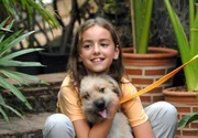 Alice (Alexandra Wallis) hat eine enge Beziehung zu ihrem Hund.