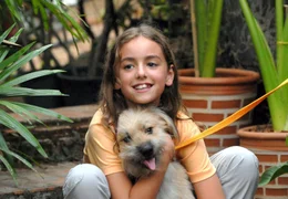 Alice (Alexandra Wallis) hat eine enge Beziehung zu ihrem Hund.