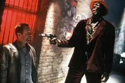 Der ehemalige CIA-Sicherheitsbeamte Joe (Bruce Willis, l.) hat schon bessere Tage gesehen: Der Stra&szlig;enr&auml;uber (Badja Djola, r.) muss sich &uuml;ber ihn fast totlachen ...