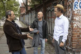 Yus (Hilmi S&ouml;zer), Kalle (J&uuml;rgen Vogel) und Arthur (Heiner Lauterbach) bereiten sich auf einen Undercover-Einsatz vor.