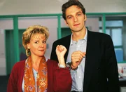 Schwester Nikola (Mariele Millowitsch) und Dr. Schmidt (Walter Sittler) in Handschellen aneinander gekettet: Die beiden demonstrieren, was wahre Teamarbeit bedeutet.