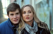 Patrick bekommt von Jana Tipps, wie er das Neinsagen üben kann. Von links: Patrick Westenrieder (Lucas Bauer) und Jana Keller (Isabella Hübner).