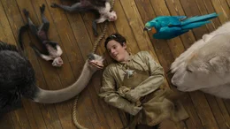 Strau&szlig; Plimpton (Kumail Nanjiani), Tommy Stubbins (Harry Collett), Papagei Poly (Emma Thompson) und Eisb&auml;r Yoshi (John Cena)