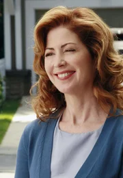 Um den Springbrunnen entfernen zu lassen, gr&uuml;ndet Katherine (Dana Delany) einen Nachbarschaftsverein ...