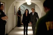 Ermitteln in einem neuen Fall: Patrick (Simon Baker, 2.v.r.) und Teresa (Robin Tunney, M.) ...