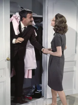 Simone (Capucine) tut alles, um ihren Mann, Inspektor Clouseau (Peter Sellers), auf Abstand zu halten.