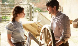 Journalistin Juliet Ashton (Lily James) trifft Dawsey Adams (Michiel Huisman)