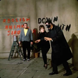 Toni (Gina Lollobrigida, m.) schmiert Carter (Rock Hudson, r.) an - im wahrsten Sinne des Wortes. Bei der Reinigung mit Terpentin entsteht Liebe auf den ersten Farbklecks. Links daneben Edward Judd als Tonis Freund Harry.