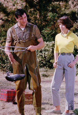 Abigail (Paula Prentiss, r.) besteht darauf, dass Roger (Rock Hudson, l.) am Wettangeln teilnimmt. Doch der Verk&auml;ufer von Fischereiartikeln erweist sich dabei als ausgesprochen unf&auml;hig f&uuml;r ein Anglerleben ...