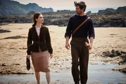 Juliet Ashton (Lily James) und Dawsey Adams (Michiel Huisman)