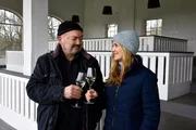 Otto (Florian Martens, l.) lässt sich von seiner Kollegin Linett (Stefanie Stappenbeck, r.) zu seinem Dienstjubiläum gratulieren.
