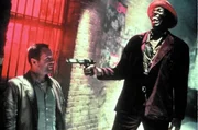 Der ehemalige CIA-Sicherheitsbeamte Joe (Bruce Willis, l.) hat schon bessere Tage gesehen: Der Stra&szlig;enr&auml;uber (Badja Djola, r.) muss sich &uuml;ber ihn fast totlachen ...