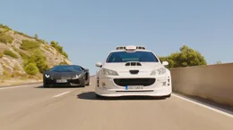 Das wei&szlig;e Taxi gegen eine Gaunerbande in Ferraris.  Die Verwendung des sendungsbezogenen Materials ist nur mit dem Hinweis und Verlinkung auf TVNOW gestattet.