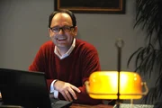 Hubert (Bernhard Ulrich) sucht im Internet nach einer Überraschung für Uschi. Hubert (Bernhard Ulrich) sucht im Internet nach einer Überraschung für Uschi.