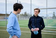 Leo (Aurel Klug, r.) und Elias (Orlando Lenzen, l.) freunden sich über den Fußball an.