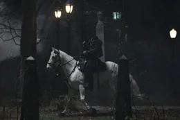 Gelangt gemeinsam mit Ichabod Crane von der Vergangenheit in die Gegenwart und f&uuml;hrt in Sleepy Hollow sein blutiges Unwesen: der kopflose Reiter ...