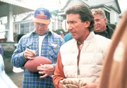 Tim (Tim Allen) und sein Team - bestehend aus prominenten Sportlern (li. im Bild: Footballspieler John Elway) tritt beim 'Schnellhausbau' gegen ein Team an, das nur aus Frauen besteht.