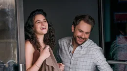 Emma (Jenny Slate, l.); Peter (Charlie Day, r.)