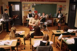 Als Deweys (Jack Black, M.) klar wird, dass alle seine Sch&uuml;ler ein Instrument spielen, beschlie&szlig;t er, wenn schon nicht in Mathe, dann (v.l.n.r.) Lawrence (Robert Tsai), Zack (Joey Gaydos jr.), Freddy (Kevin Alexander Clark), Katie (Rebecca Brown) und die anderen Sch&uuml;ler zumindest in angewandtem Rock n' Roll zu unterrichten ...