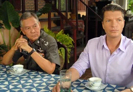 Polizeipr&auml;sident Lin Thanapat (Nirut Sirichanya, li.) und Dr. Max Carrasin (Hardy Kr&uuml;ger, jr.) erleben eine b&ouml;se &Uuml;berraschung.