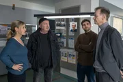 Otto (Florian Martens, 2.v.l.) berichtet seinen Kollegen Linett (Stefanie Stappenbeck, l.), Nils Makowski (Lucas Reiber, 2.v.r.) und Reddemann (Arnfried Lerche, r.) von seiner Ermittlervergangenheit mit Bruno Wirth.