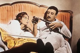 Inspektor Clouseau versucht seiner Frau die Langeweile zu vertreiben.