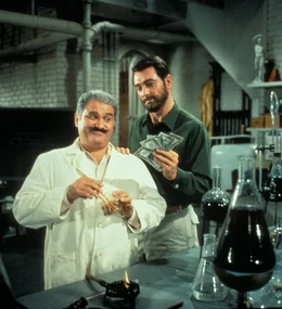 Der Chemiker Dr. Tyler (Jack Kruschen, l.) entwickelt f&uuml;r Jerry Webster (Rock Hudson, r.) ein geheimnisvolles Produkt namens "VIP" ...