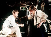 Gemeinsam mit John-Boy (Richard Thomas, l.) überlegt John Walton (Ralph Waite, r.), wie er seine Frau Olivia von ihrem Streik abbringen könnte.