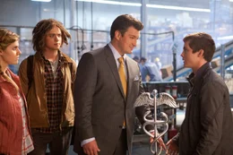 Percy Jackson (Logan Lerman, re.) und Hermes (Nathan Fillion, 2.v.r.)