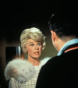 Das Entsetzen steht Carol (Doris Day, l.) ins Gesicht geschrieben, als sie erf&auml;hrt, wer Jerry Webster (Rock Hudson, r.) wirklich ist ...