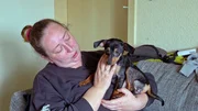 Ein neuer, felliger Barackenbewohner ist bei Petra und ihren Töchtern eingezogen, ein Hundewelpe namens Bella. Das kleine Zwergpinscher-Mädchen stellt das Leben ihrer Frauchen gehörig auf den Kopf.