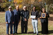 Die Angeh&ouml;rigen von David Brown treffen sich zum ersten Mal, um sein Grab zu besuchen. (v. l. n. r.: Michael Gaines, Brett Gaines, Robert Gaines, Braylon Brown, Marilyn Brown).