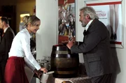 Martin ist mit Jana als Kellnerin sehr zufrieden. Von links: Jana Keller (Isabella Hübner) und Martin Kirchleitner (Hermann Giefer). Martin ist mit Jana als Kellnerin sehr zufrieden. Von links: Jana Keller (Isabella Hübner) und Martin Kirchleitner (Hermann Giefer).