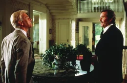 Alfie Alperin (Malcolm McDowell, l.); Wyatt Earp (James Garner, r.)
