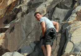 In seiner Freizeit entspannt Dr. Max Carrasin (Hardy Kr&uuml;ger, jr.) sich durch Klettern.