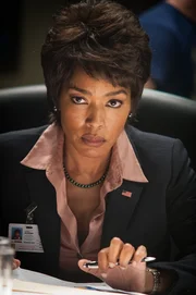 Lynn Jacobs (Angela Bassett)