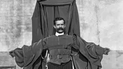 Franz Reichelt mit dem von ihm entworfenen Fallschirmanzug.
