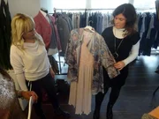 Kandidatin Tanja (l.) und Verkäuferin.