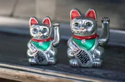 Maneki-neko, „die einladende Katze“, grüßt ihre Besucher mit erhobener Pfote. Die „Winkekatze“ galt schon zur Edo-Zeit als Glücksbringer.
